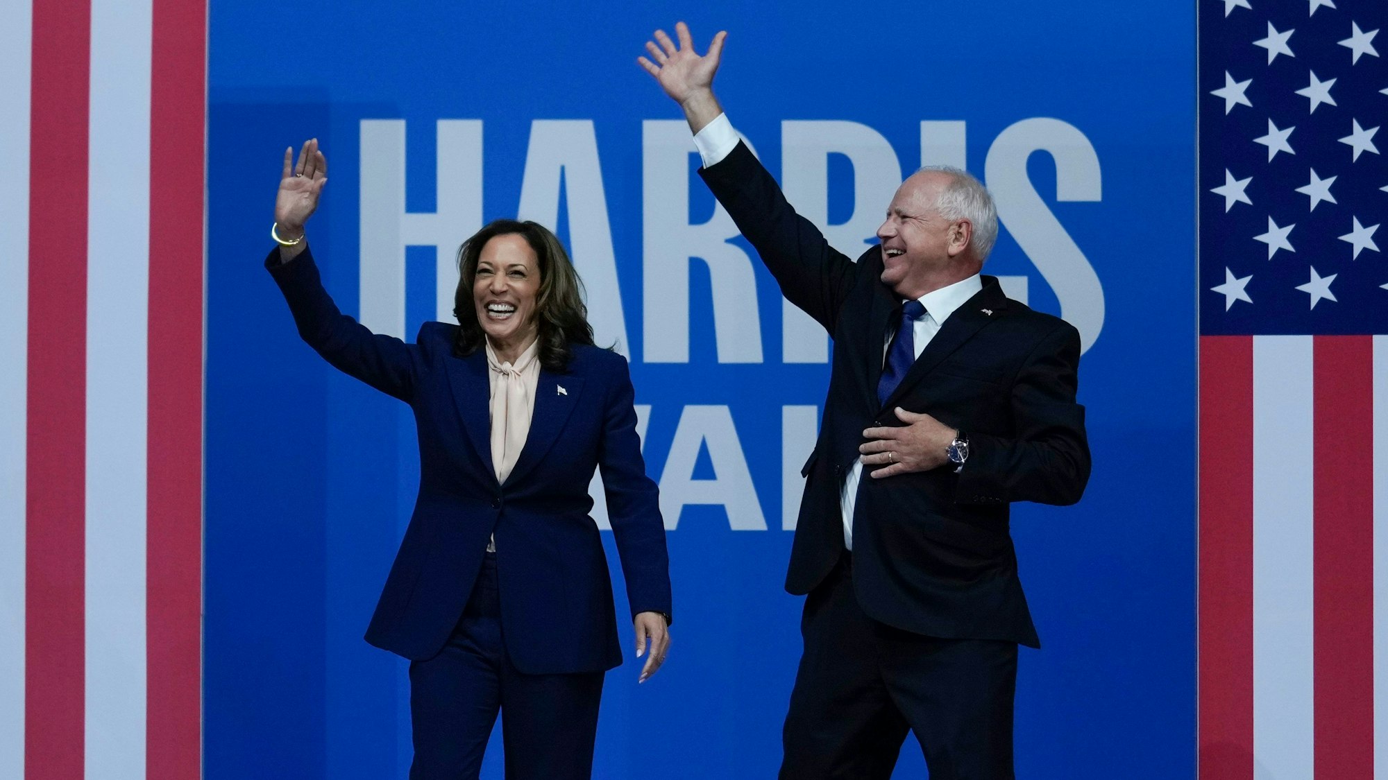 Die demokratische Präsidentschaftskandidatin Kamala Harris und ihr Vizepräsidentschaftskandidat Tim Walz kommen zu einer Wahlkampfveranstaltung.
Kamala Harris will zusammen mit Tim Walz die Wahl in den USA gewinnen.