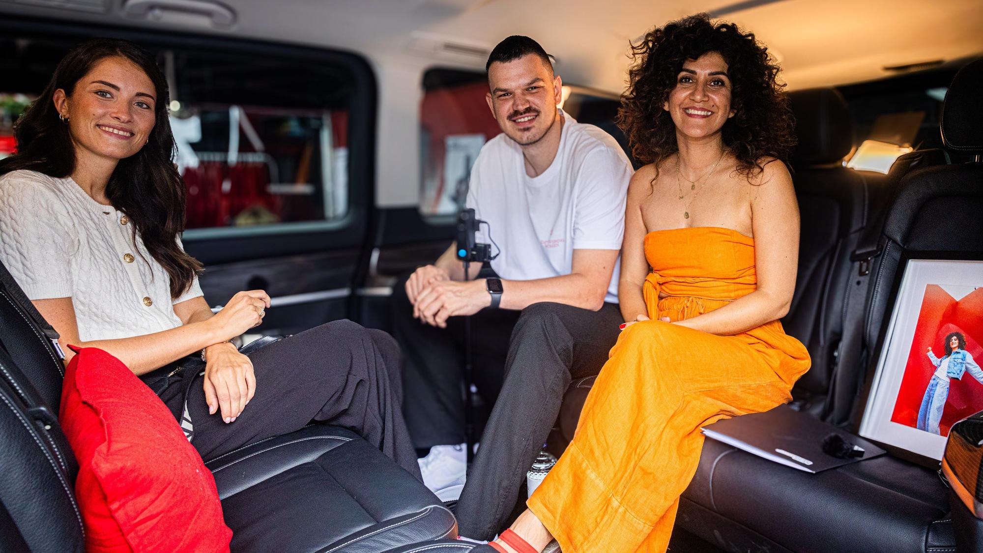 Im Castingbus: Belen Kobe (l.), Max Klemmer und Apameh Schönauer