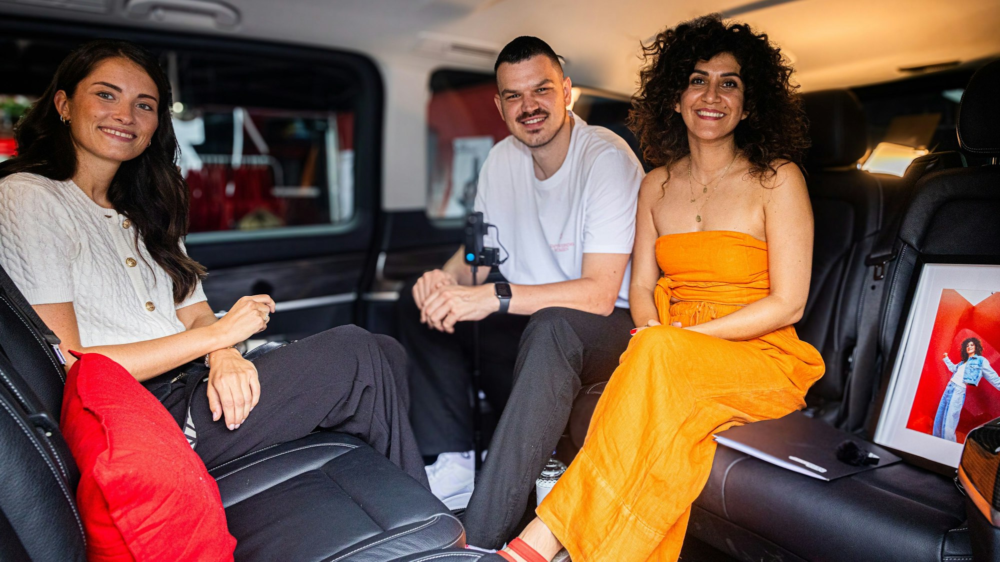 Im Castingbus: Belen Kobe (l.), Max Klemmer und Apameh Schönauer