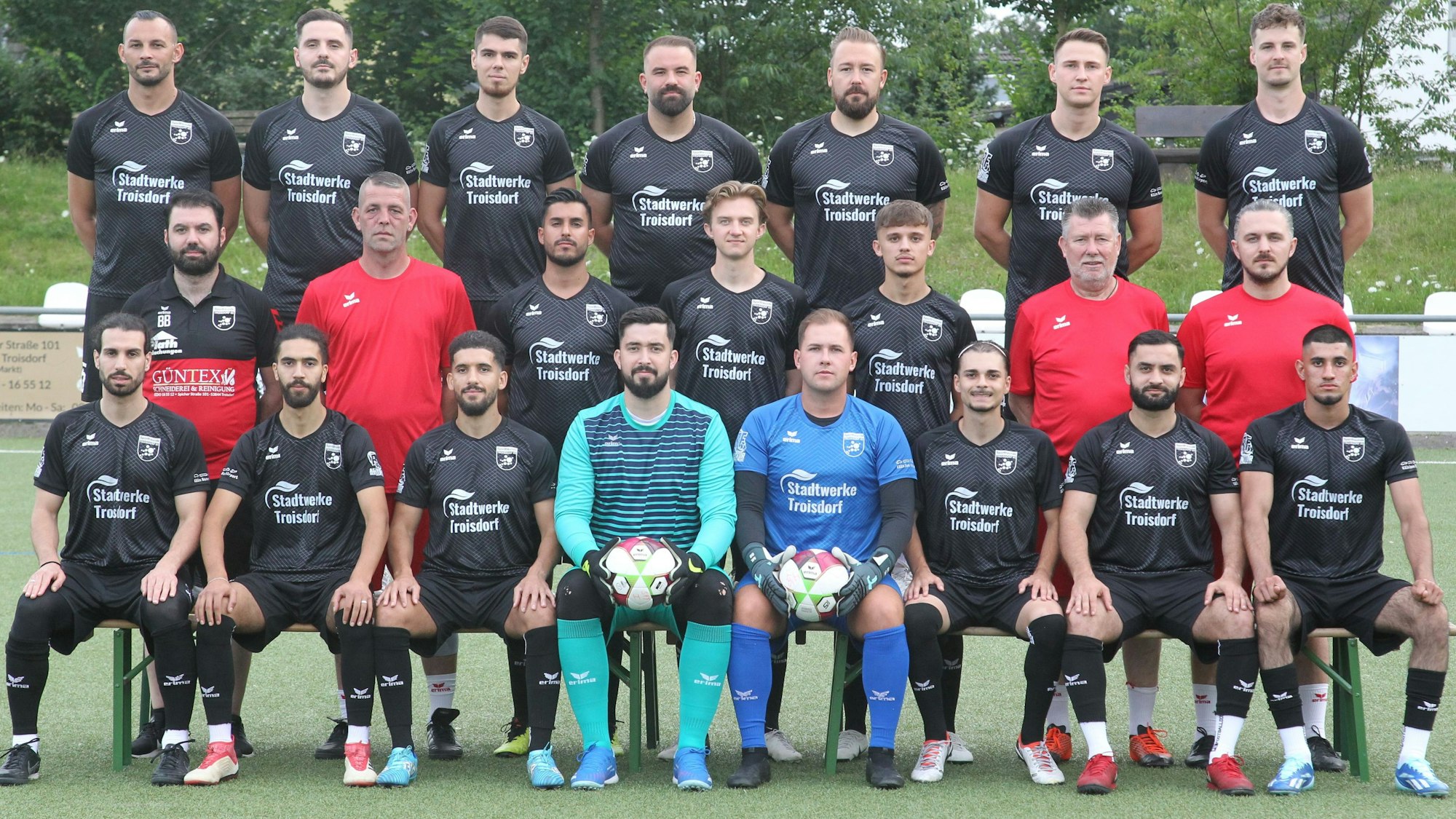 Florent Muja (oben, von links), Leart Gashi, Vladislav Zakiyev, Özgün Günal, Marcel Wiemer, Eric Haag, Connor Kaiser, Sportlicher Leiter Bilal Bektas (Mitte, von links), Teammanager Andre Abrassart, Divan Zorlu, Elias Rausch, Armend Kastrati, Co-Trainer Heinz Leo, Trainer Denis Hüseyin Schorn, Ömer Alagöz (unten, von links), Mohamed Khabza, Abderafie Khabza, Cätälin-Ionut Cretiu, Marcel Löwen, Adriano Giarrizzo, Fahim Momand und Igbal Zahed von den SF Troisdorf 05.