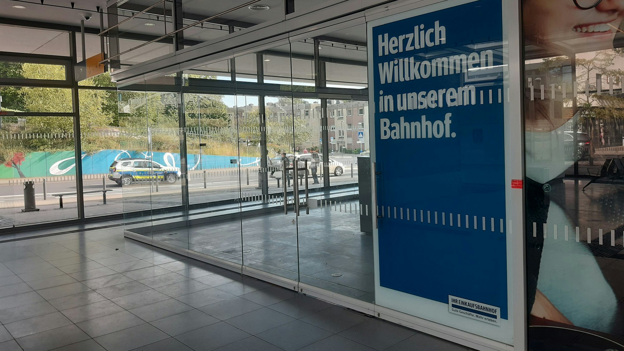Auf dem Foto ist ein leerstehendes Ladenlokal im Bahnhof Kerpen-Horrem zu sehen.