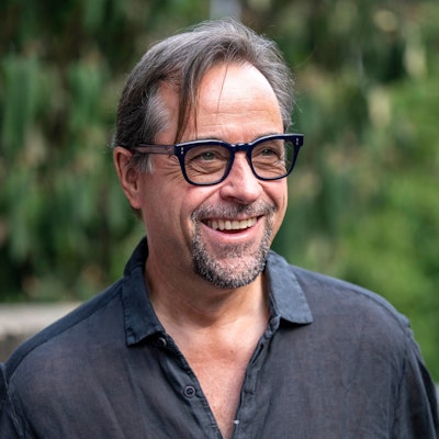 Tatort-Schauspieler Jan Josef Liefers gibt ein Interview und lacht.