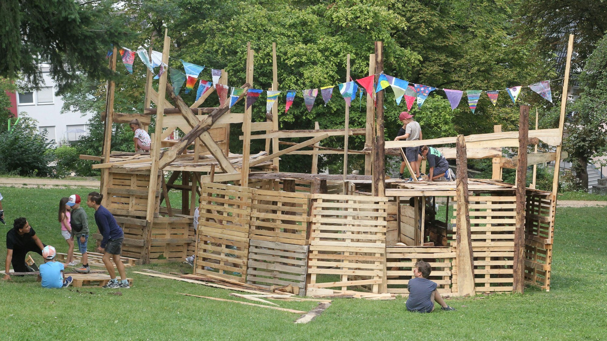 In Siegburg auf den Wiesen unterhalb der Abtei läuift derzeit die Zukunftswerkstatt des Jungen Forums Kunst Siegburg.
Ein Highlight ist in jedem Jahr die aus alten Holzpaletten gebaute Holzbaracke.
