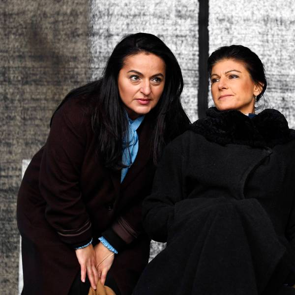 Die BSW-Politikerinnen Sevim Dağdelen (l.) und Sahra Wagenknecht bei einer „Friedensdemonstration“ in Berlin im Jahr 2023.