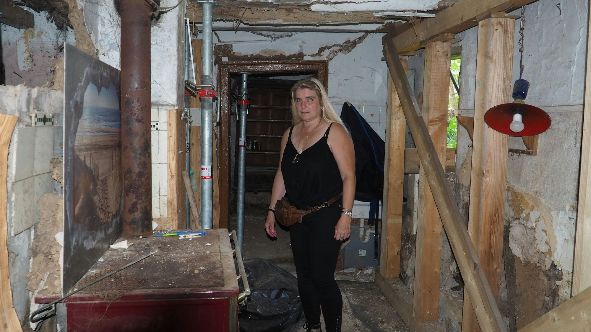 Angelika Kohlgraf steht im entkernten Haus.