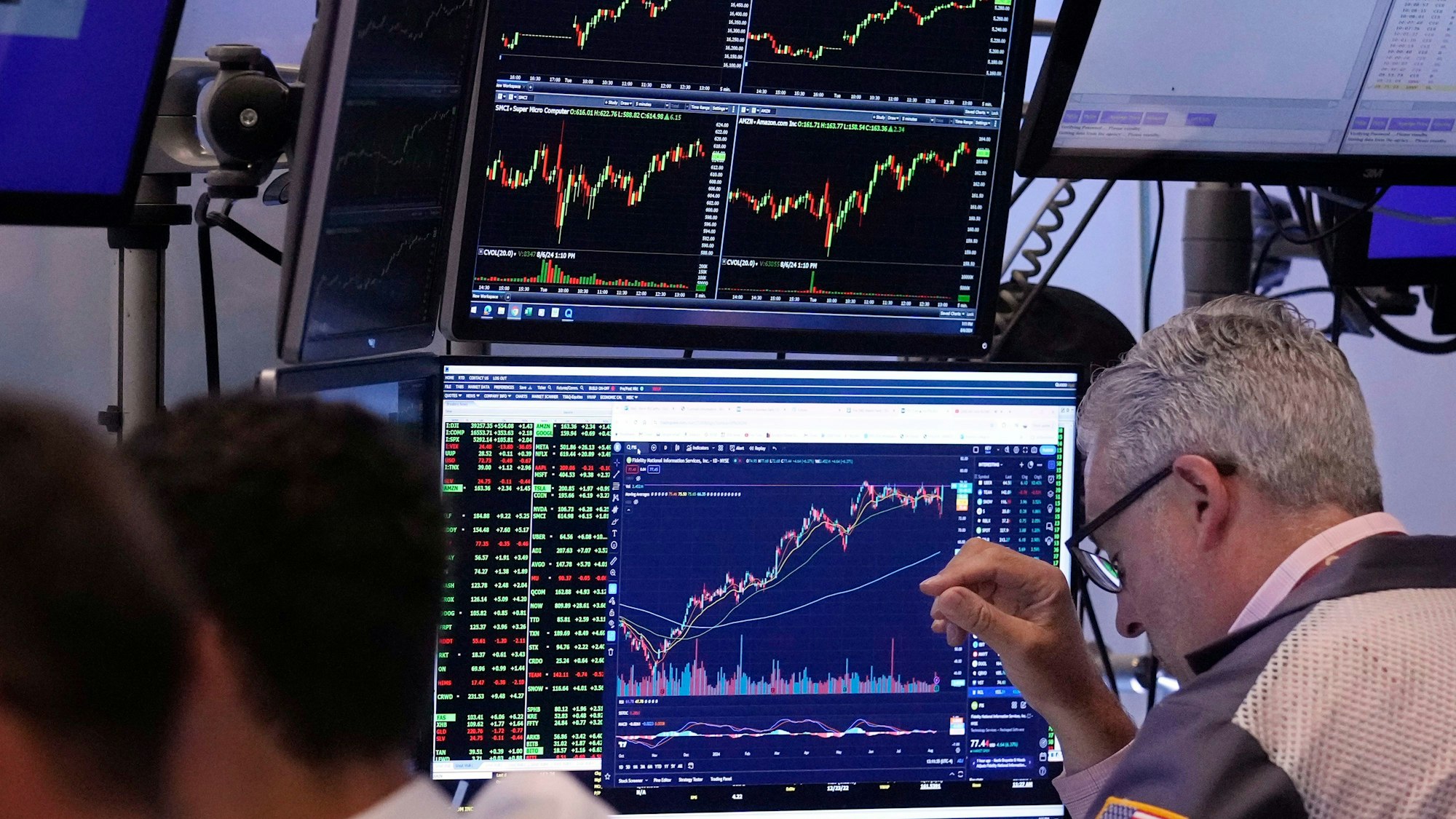 06.08.2024, USA, New York: Händler arbeiten auf dem Parkett der New Yorker Börse. An den Aktienmärkten macht sich aktuell etwas Erleichterung breit, denn der weltweite Kursrutsch infolge neuer Rezessionsängste setzte sich erst einmal nicht fort.