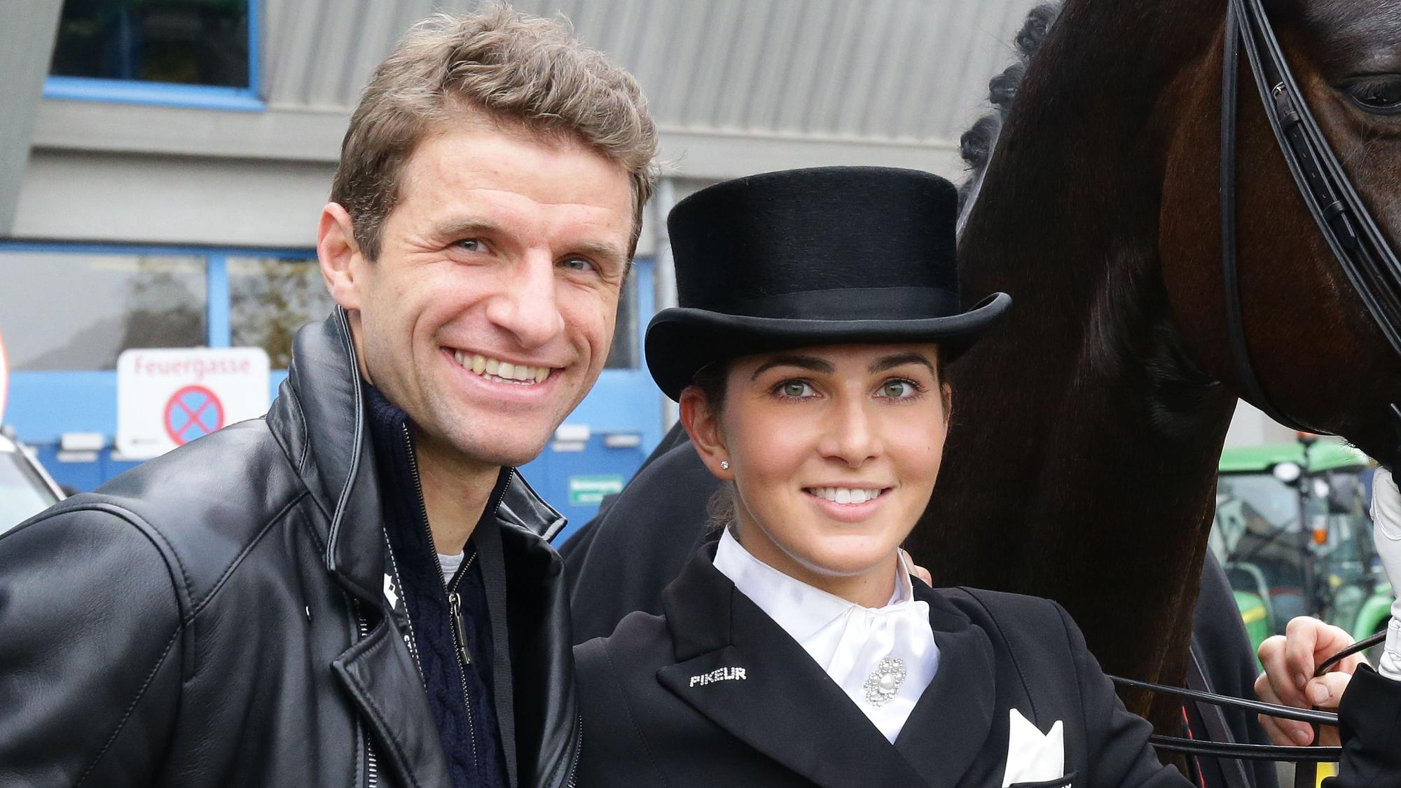 Thomas Müller mit seiner Frau Lisa Müller bei einem Reitturnier.