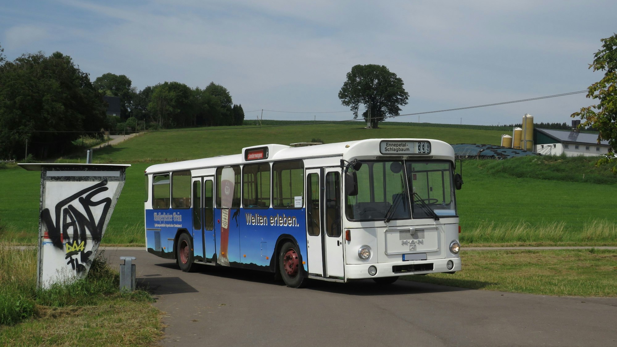 Bus-Liebhaber nutzen die „menschenleere“ und landschaftlich schön gelegene Haltestelle Ahlhausen , um Busse fotografisch in Szene zu setzen. Hier ein MAN-Bus, Baujahr 1988 (Privatbesitz).