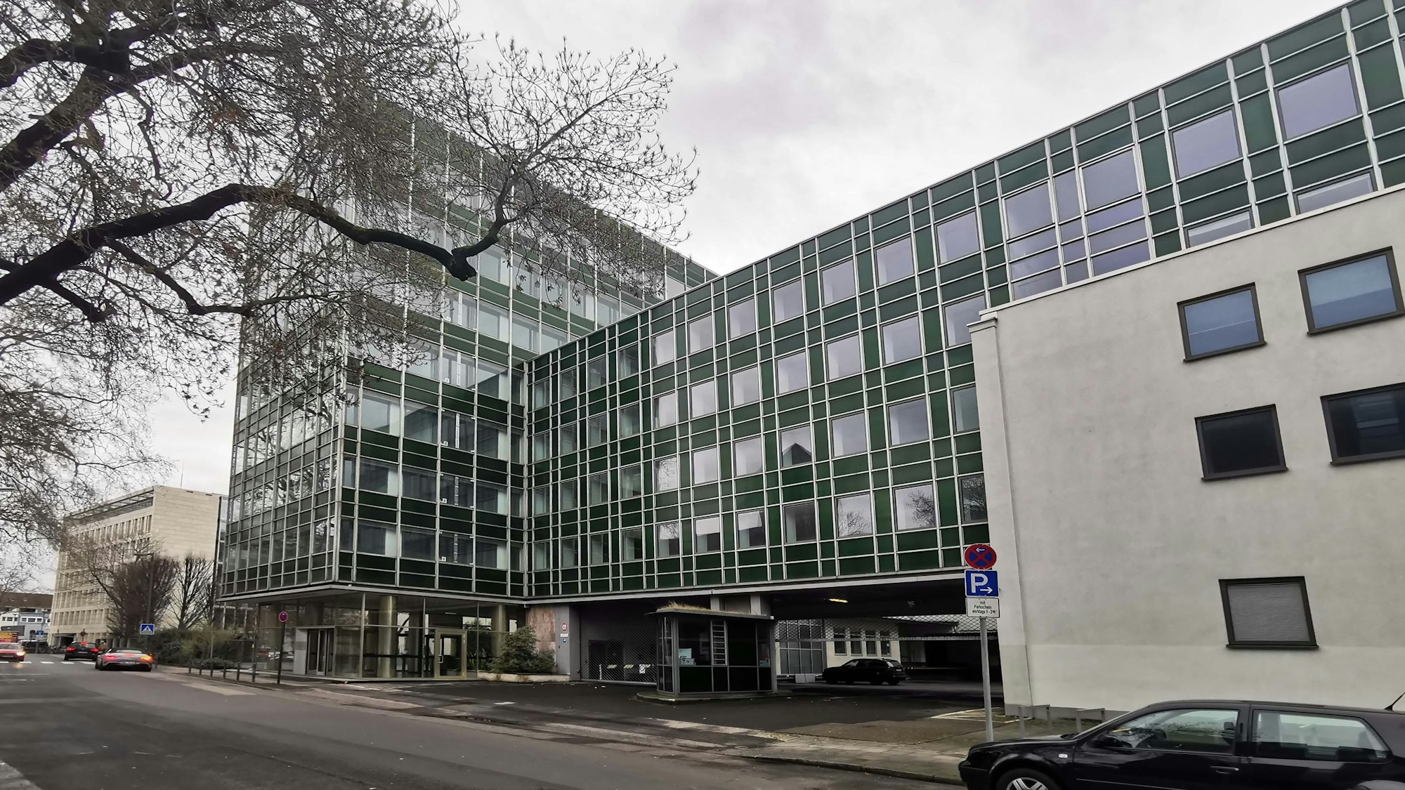 Die denkmalgeschützte frühere Verwaltungszentrale von Kaufhof an der Leonhard-Tietz-Straße.