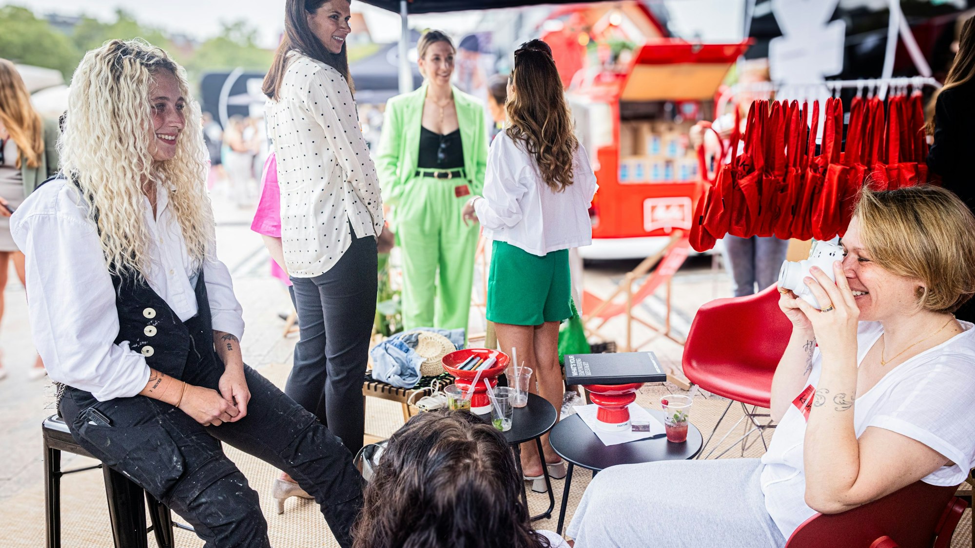 Statt sich als Konkurrenz zu sehen, nutzten Kandidatinnen sie Zeit vor ihren Interviews, um untereinander wertvolle Kontakte zu schließen.