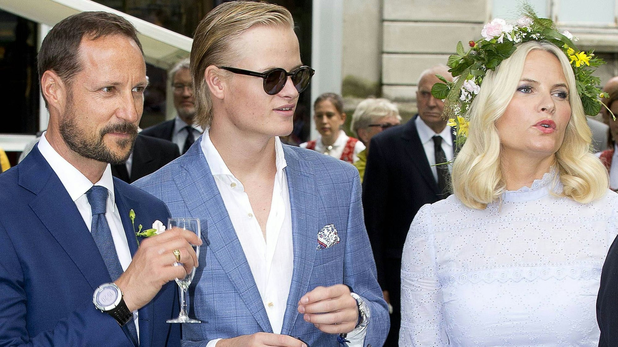 Kronprinz Haakon, Marius Borg Høiby und Kronprinzessin Mette-Marit bei ihrem Besuch im Bispegaarden in Trondheim im Rahmen der Jubiläumstour 2016.