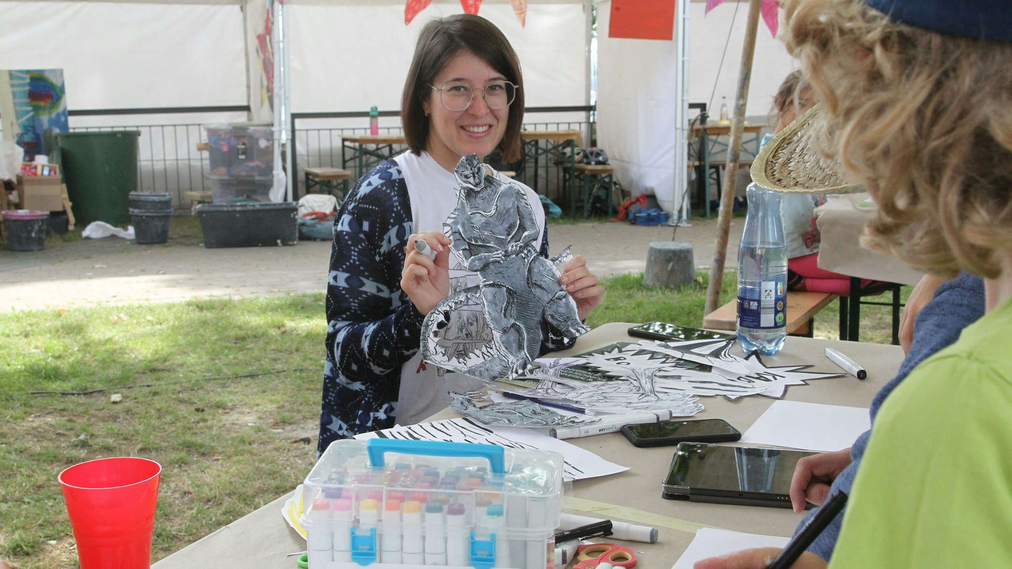 Die selbstständige Künstlerin Ludmila Kosata zeigt die gebastelten Elemente für den Stop-Motion-Film.