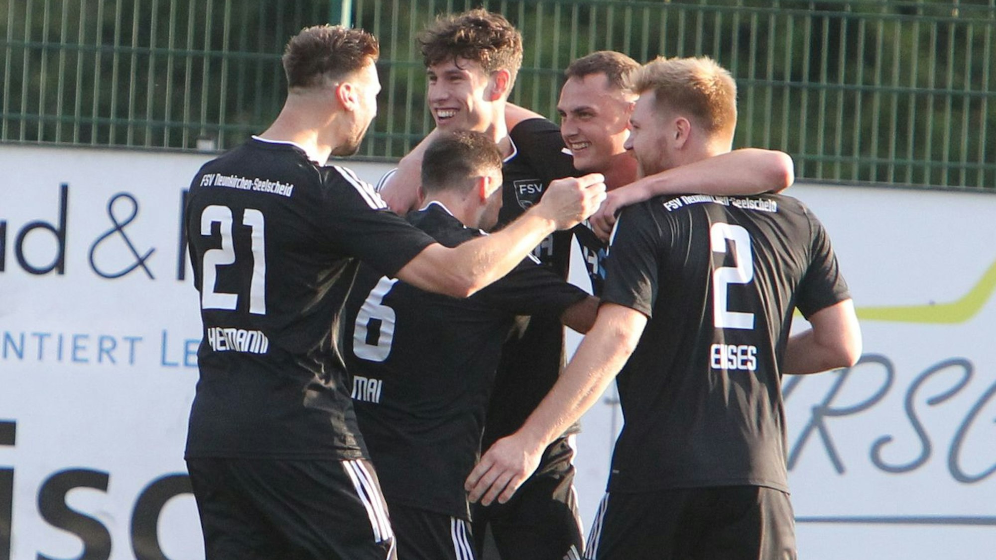 Marc Schneider (Zweiter von rechts) hat soeben das 1:0 für den FSV erzielt.