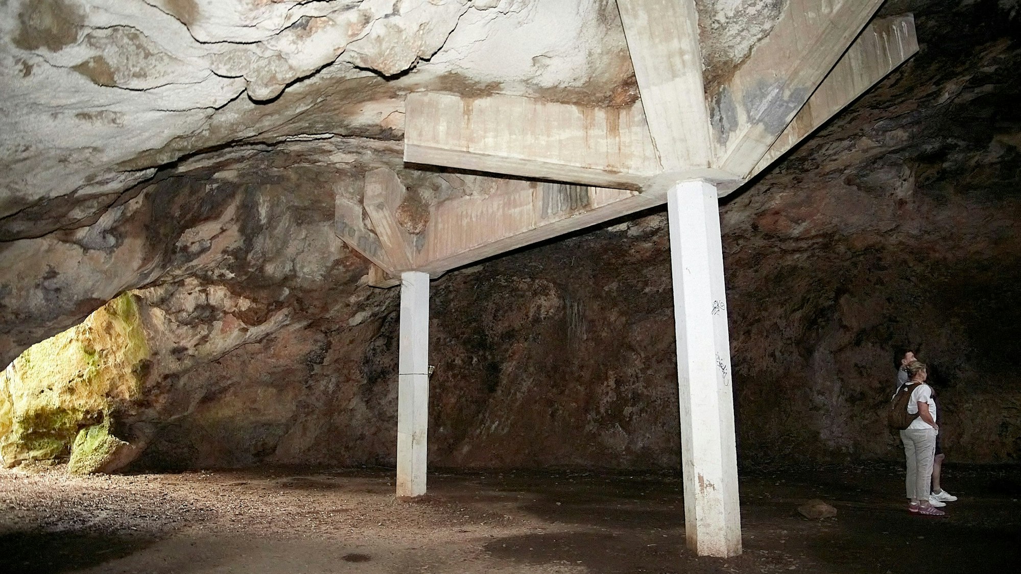 In der Kakushöhle bei Mechernich-Dreimühlen sind Betonstreben zur Sicherung verbaut.