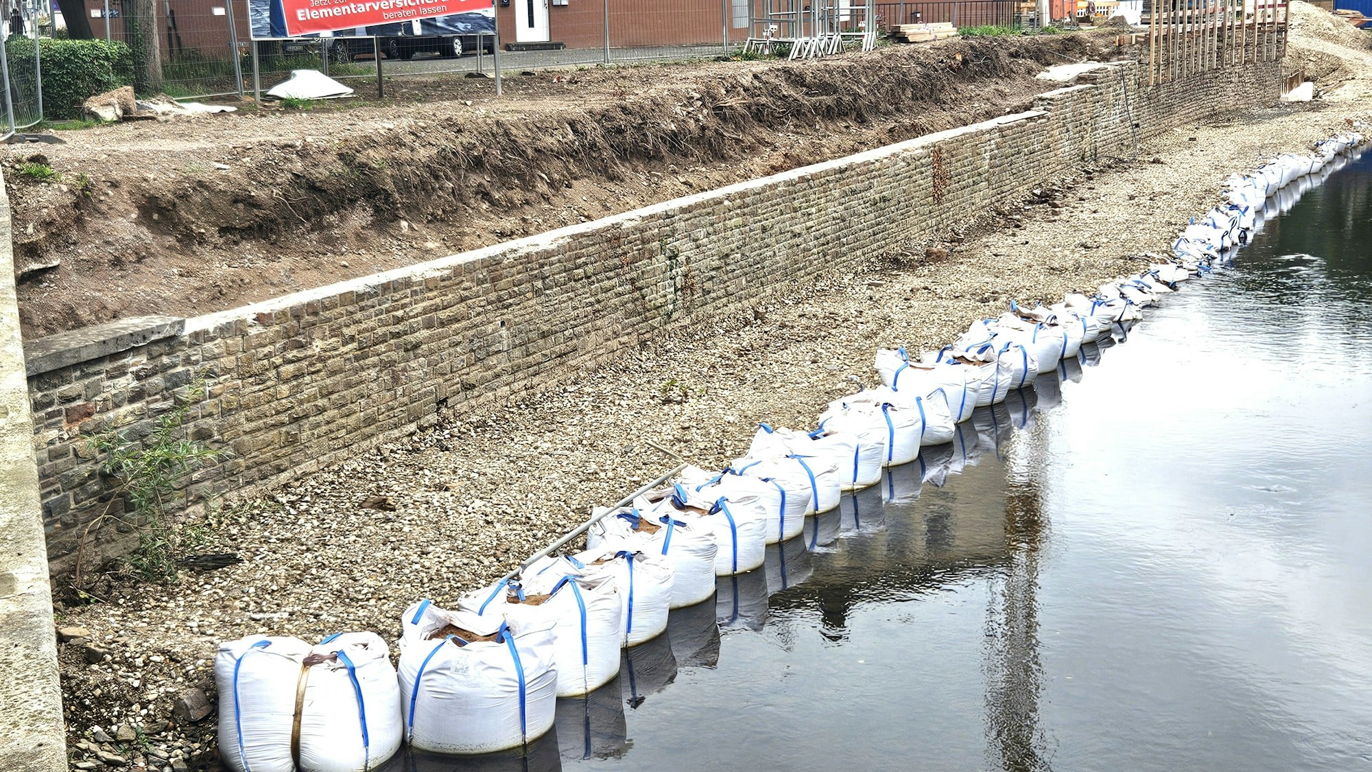 Unterhalb der Stützwand wurde mit Kies ein Weg angelegt.