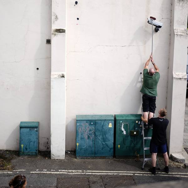 Mitarbeiter bringen eine Überwachungskamera an einer Hauswand in der Nähe der Kew Bridge im Westen Londons wieder in ihre ursprüngliche Position, nachdem der Künstler Banksy sie verschoben hatte, um an dieser Hauswand sein neuestes Kunstwerk zu gestalten: die Silhouette eines Steinbocks.