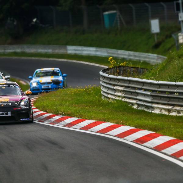 Drei Rennautos fahren hintereinander auf dem Nürburgring.
