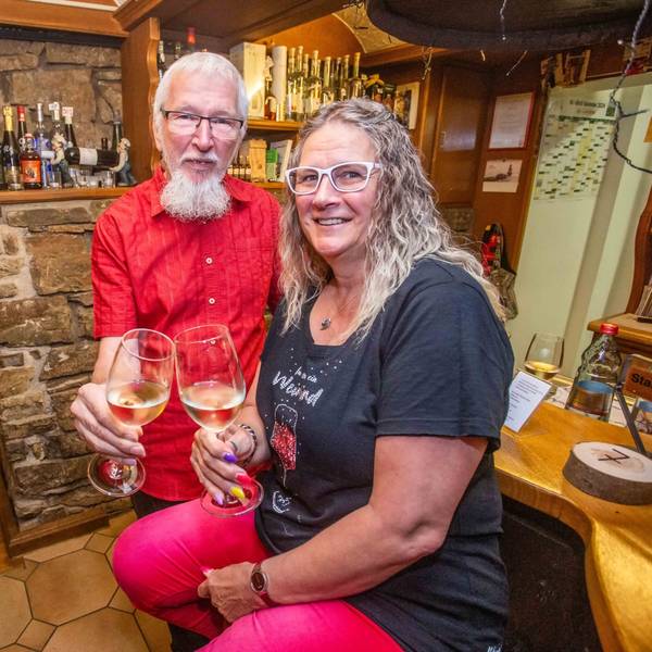 Heute führen Brigitte Grothe und Michael Braun in Waldbröl die Schankstube im „Römerkeller“ und den Weinhandel „Weinkost“. Beides ist zu finden in einem historischen Kellergewölbe aus dem 17. Jahrhundert.