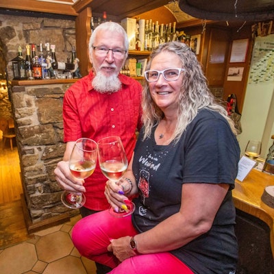 Heute führen Brigitte Grothe und Michael Braun in Waldbröl die Schankstube im „Römerkeller“ und den Weinhandel „Weinkost“. Beides ist zu finden in einem historischen Kellergewölbe aus dem 17. Jahrhundert.