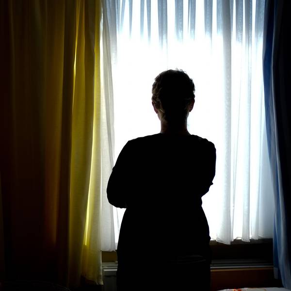 ARCHIV - ILLUSTRATION - Eine junge Frau posiert am 28.08.2013 in einem Zimmer in einem Haus in Nienburg. Foto: Peter Steffen/dpa (zu dpa "Netzwerk hilft psychisch Kranken zu Hause - Klinik nur im Notfall" vom 26.05.2016) +++(c) dpa - Bildfunk+++