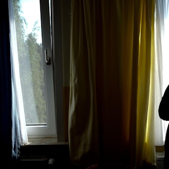 ARCHIV - ILLUSTRATION - Eine junge Frau posiert am 28.08.2013 in einem Zimmer in einem Haus in Nienburg. Foto: Peter Steffen/dpa (zu dpa "Netzwerk hilft psychisch Kranken zu Hause - Klinik nur im Notfall" vom 26.05.2016) +++(c) dpa - Bildfunk+++