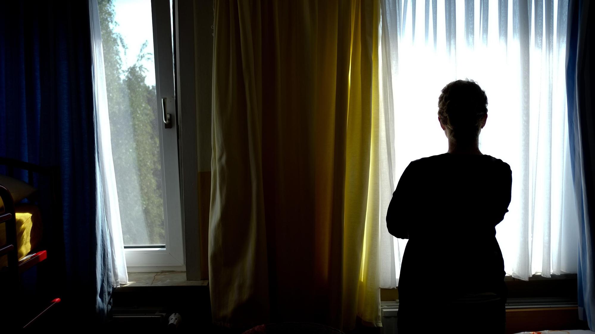 ARCHIV - ILLUSTRATION - Eine junge Frau posiert am 28.08.2013 in einem Zimmer in einem Haus in Nienburg. Foto: Peter Steffen/dpa (zu dpa "Netzwerk hilft psychisch Kranken zu Hause - Klinik nur im Notfall" vom 26.05.2016) +++(c) dpa - Bildfunk+++
