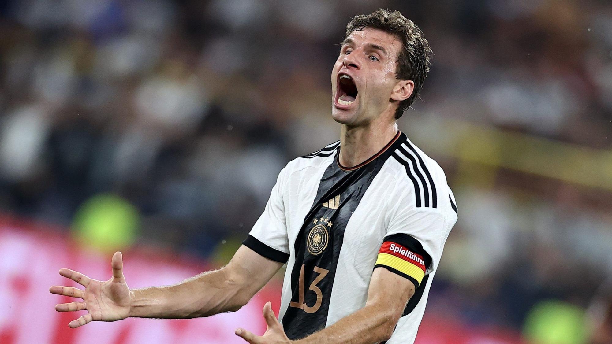 Thomas Müller jubelt im DFB-Trikot.