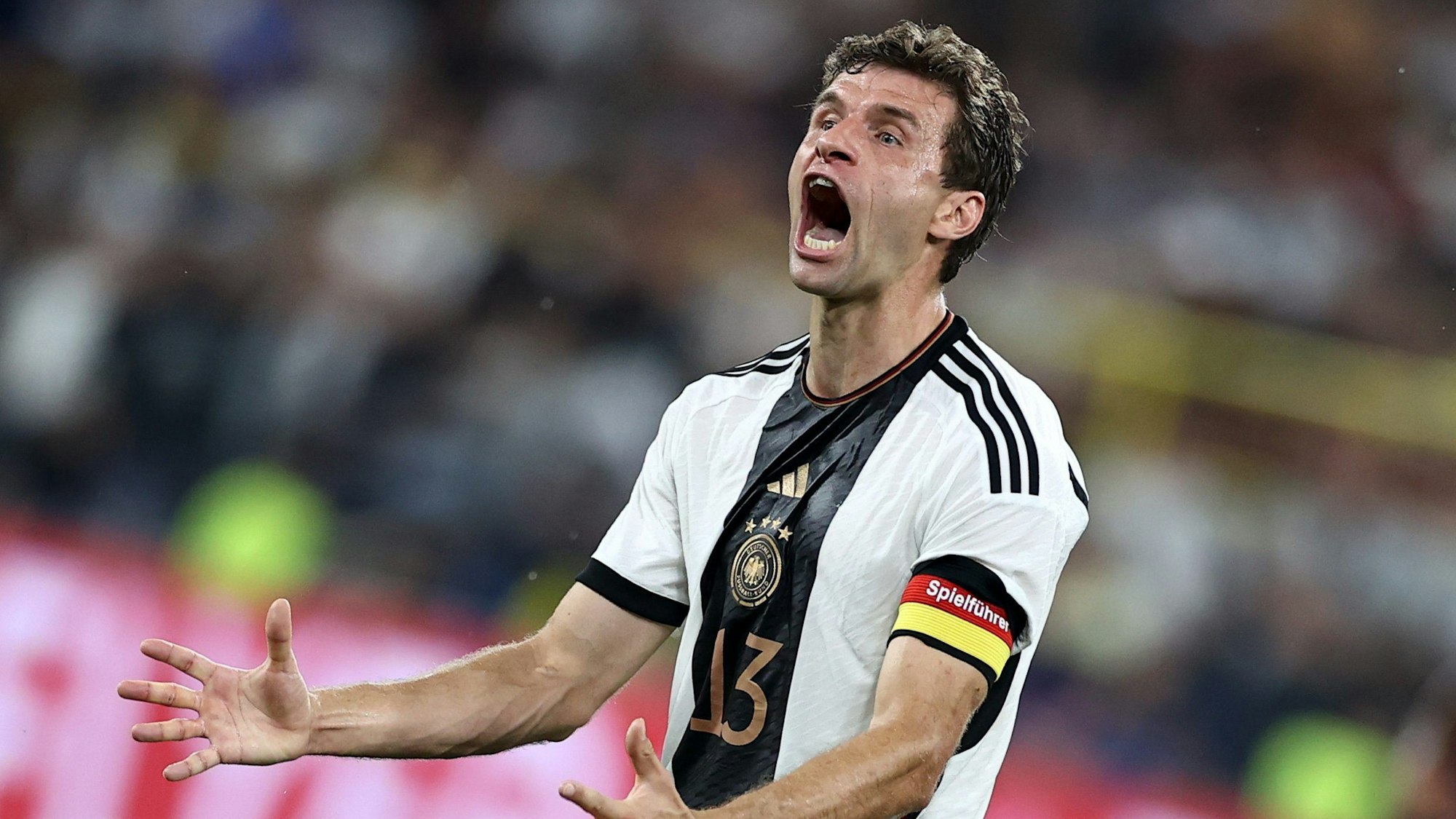 Thomas Müller jubelt im DFB-Trikot.