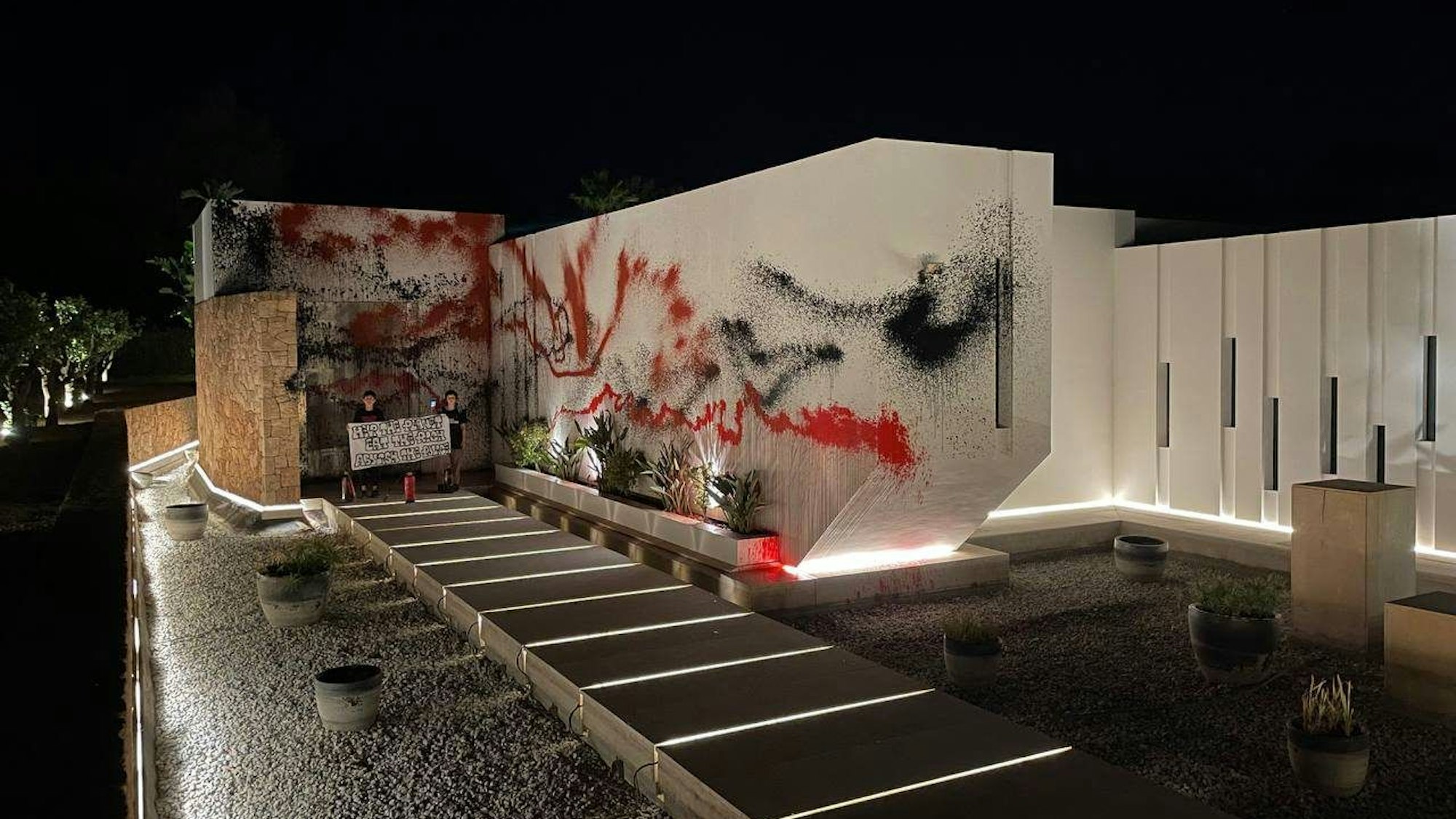 Die Fassade der Villa des argentinischen Fußball-Weltstars Lionel Messi ist mit schwarzer und roter Farbe bespritzt.