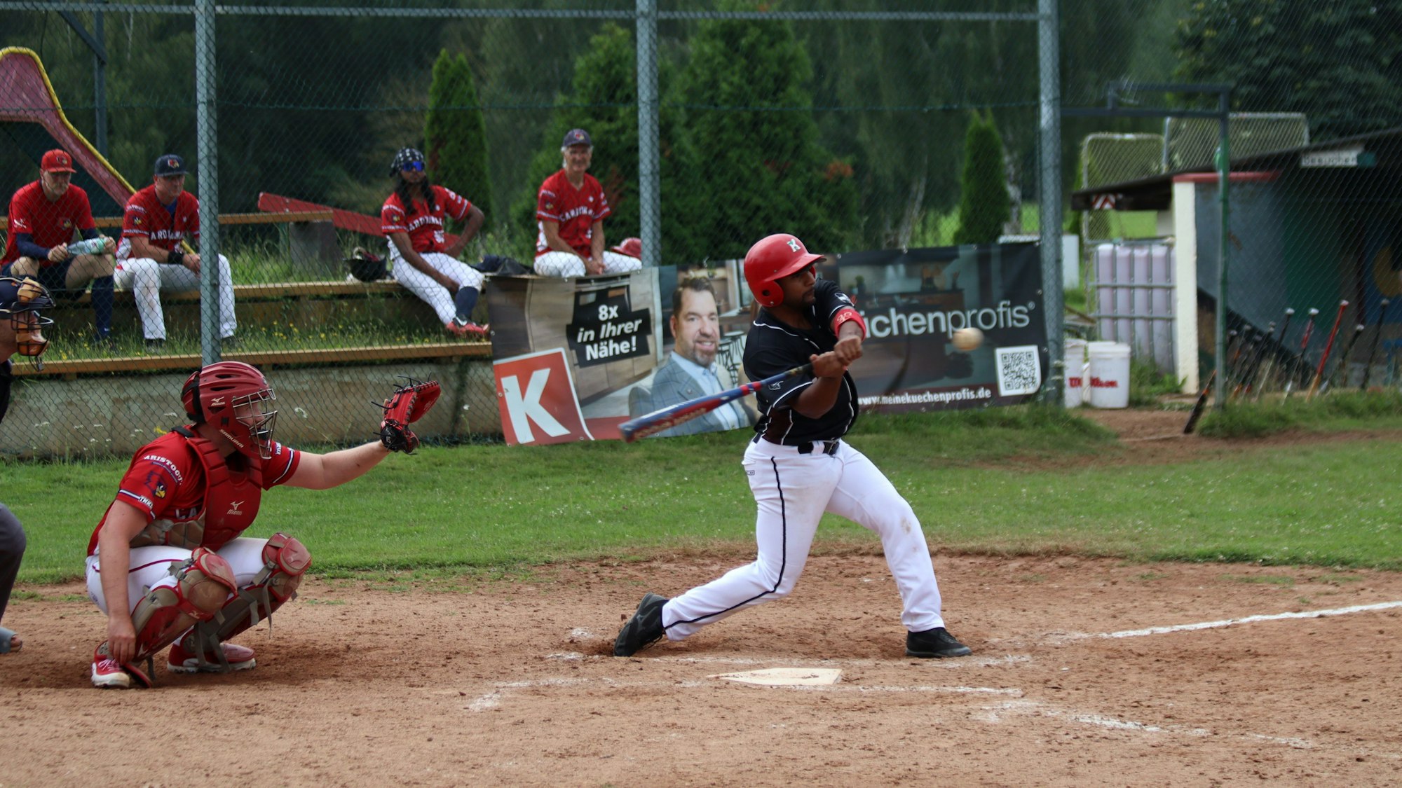 Zülpichs Baseballer Juan Cabrera schlägt einen Ball. Hinter ihm hockt ein weiterer Spieler der Eagles.