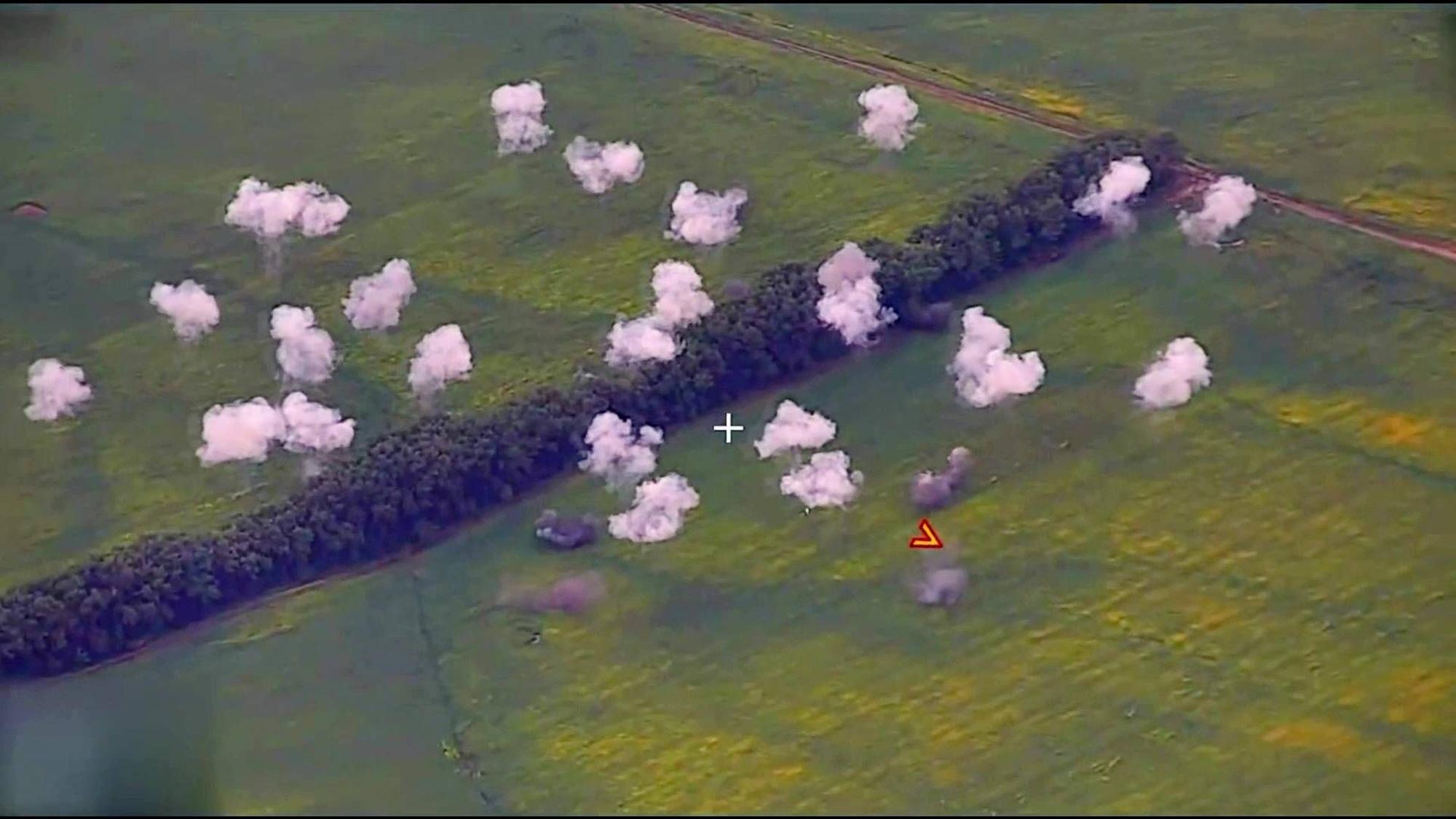 Ein Foto des russischen Verteidigungsministeriums soll einen Raketenangriff in Kursk zeigen. Berichten zufolge, kommt es auch dort mittlerweile wieder zu einem „Fleischwolf“. (Archivbild)