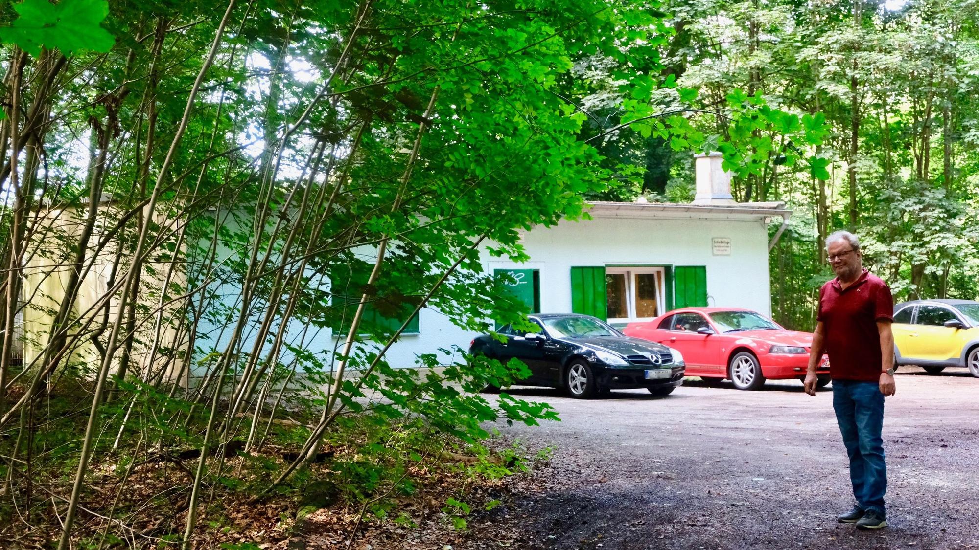 Gunnar Brandt zwischen dem Waldweg und dem Schießstand der Schützen im Äußeren Grüngürtel.