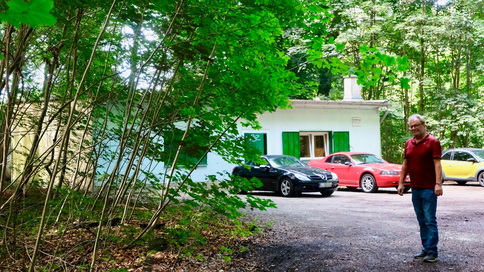 Gunnar Brandt zwischen dem Waldweg und dem Schießstand der Schützen im Äußeren Grüngürtel.