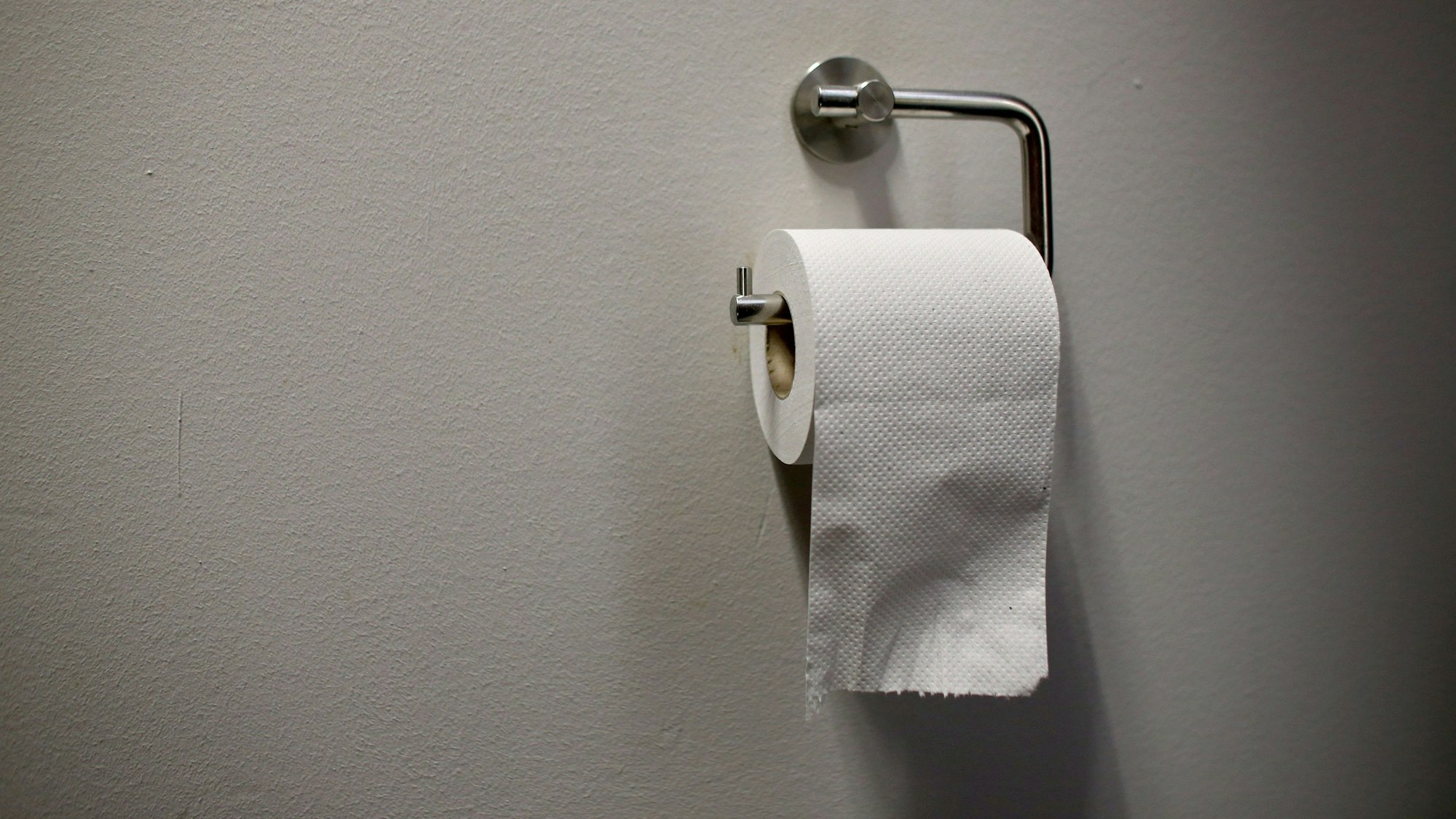 Wer zahlt fürs Klopapier? Arbeiten Beschäftigte mobil, müssen sie die Kosten für ihr Toilettenpapier selbst tragen.