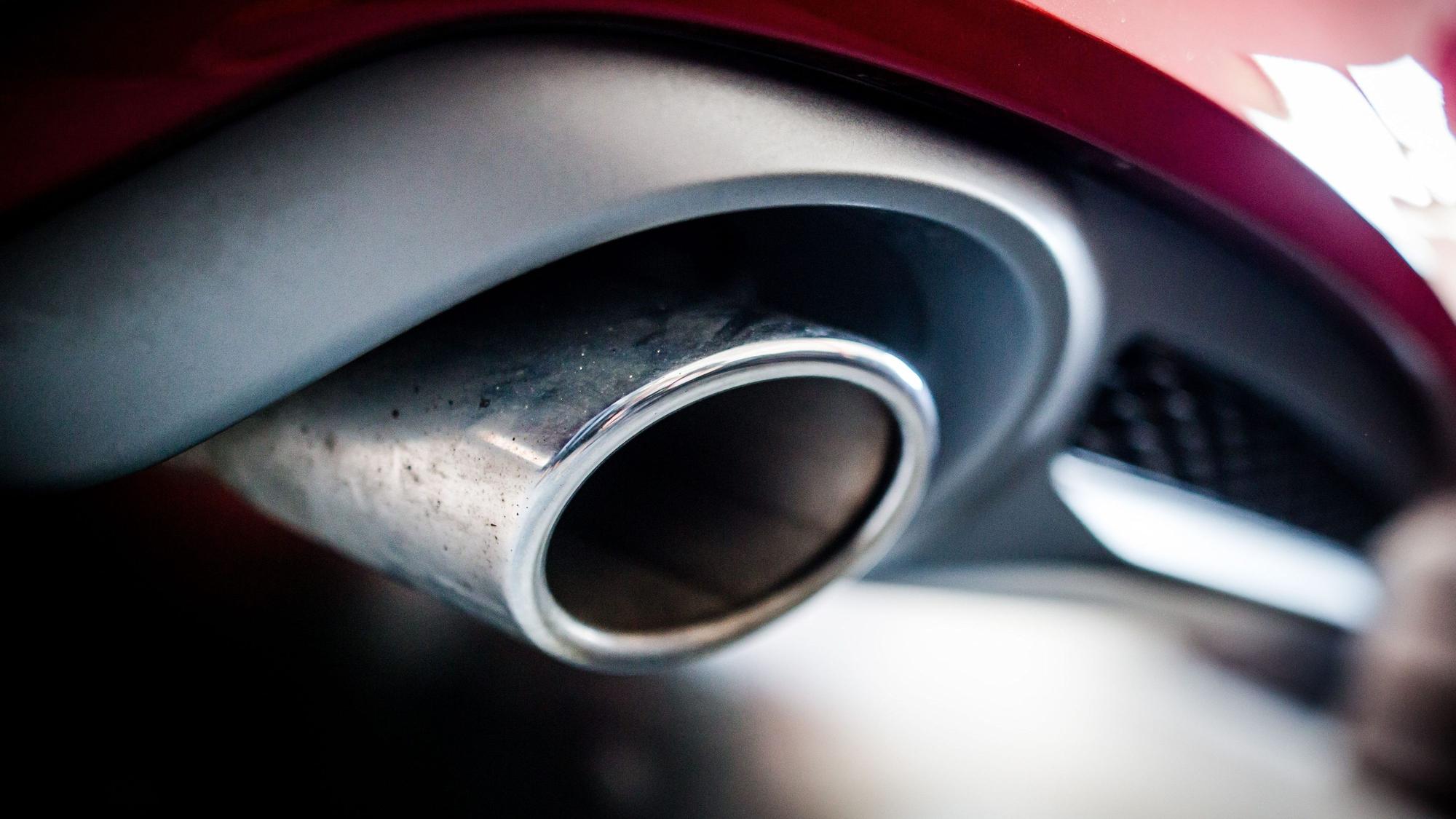 : Der Auspuff eines Autos mit Dieselmotor.