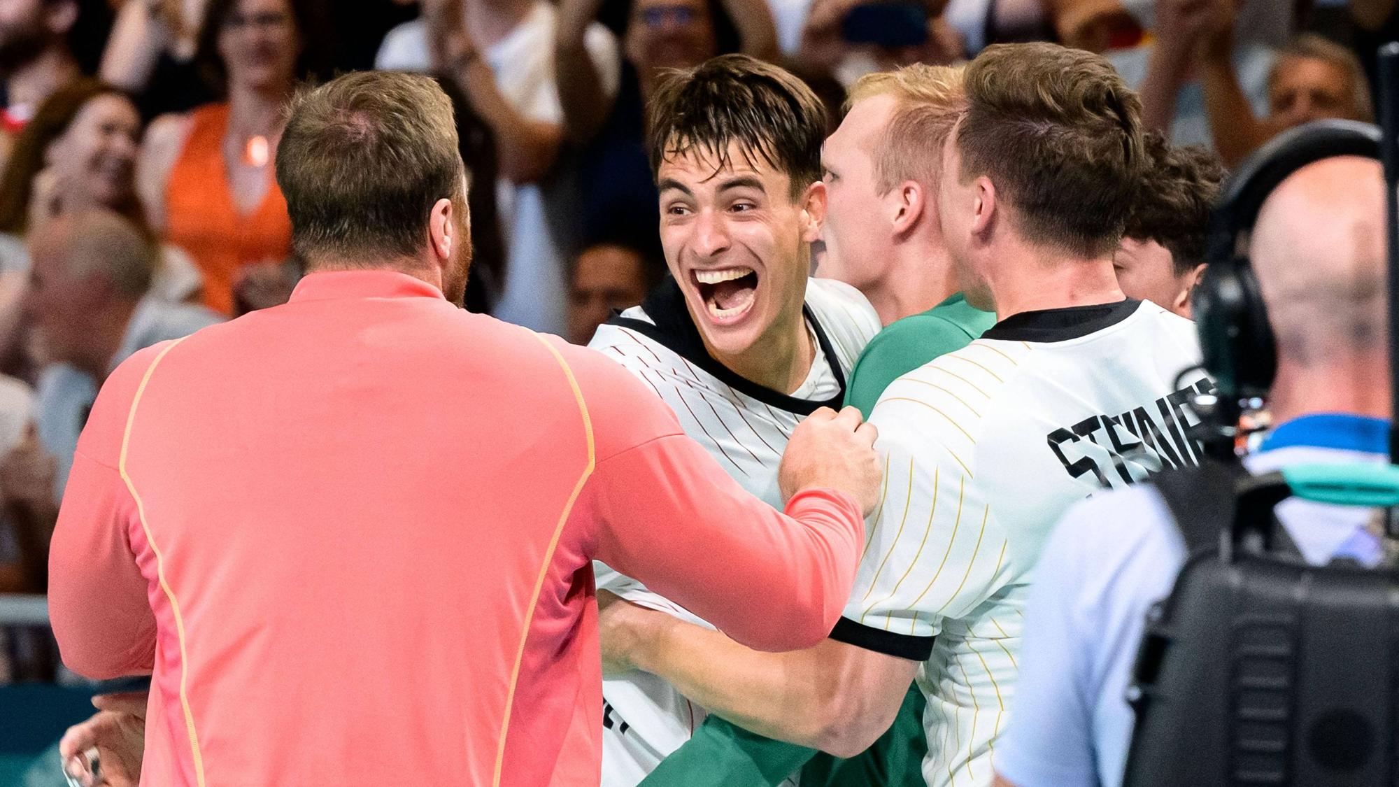 Großer Jubel bei Julian Köster und seinen Teamkollegen nach dem Abpfiff.