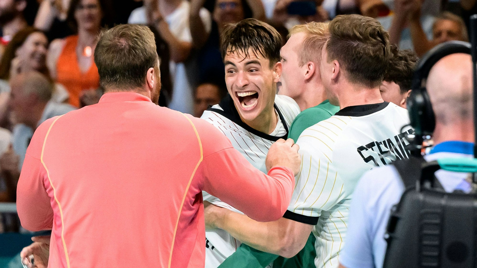 Großer Jubel bei Julian Köster und seinen Teamkollegen nach dem Abpfiff.