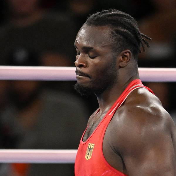 Das Bild zeigt den Boxer Nelvie Tiafack mit geschlossenen Augen nach dem verlorenen Boxkampf.