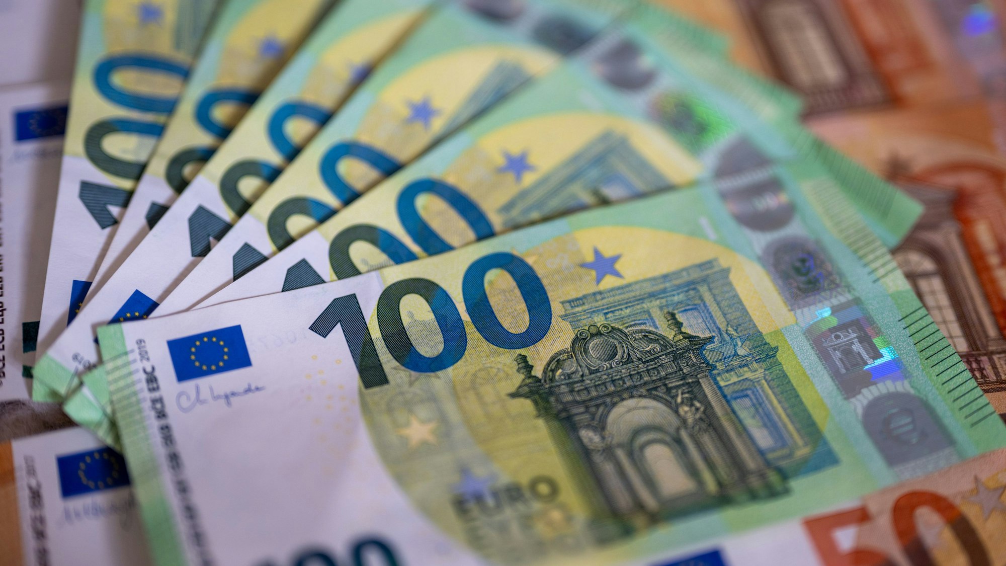 Das Bild zeigt mehrere aufgefächerte Geldscheine.