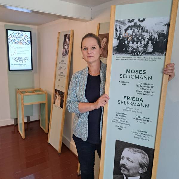 Kreisarchivarin Claudia Arndt steht in der neu konzipierten Dauerausstellung der Gedenkstätte „Landjuden an der Sieg“ des Rhein-Sieg-Kreises.