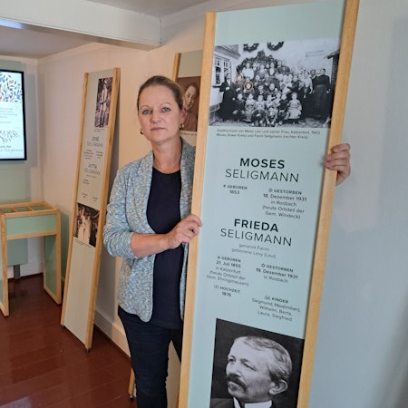 Kreisarchivarin Claudia Arndt steht in der neu konzipierten Dauerausstellung der Gedenkstätte „Landjuden an der Sieg“ des Rhein-Sieg-Kreises.