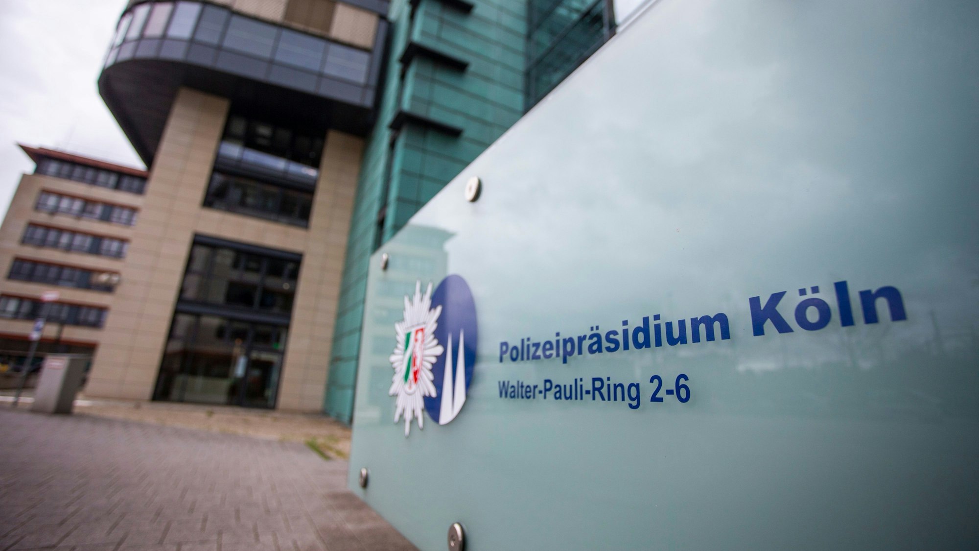 Köln: Ein Display mit der Aufschrift: „Polizeipräsidium Köln“ steht vor Haupteingang.
