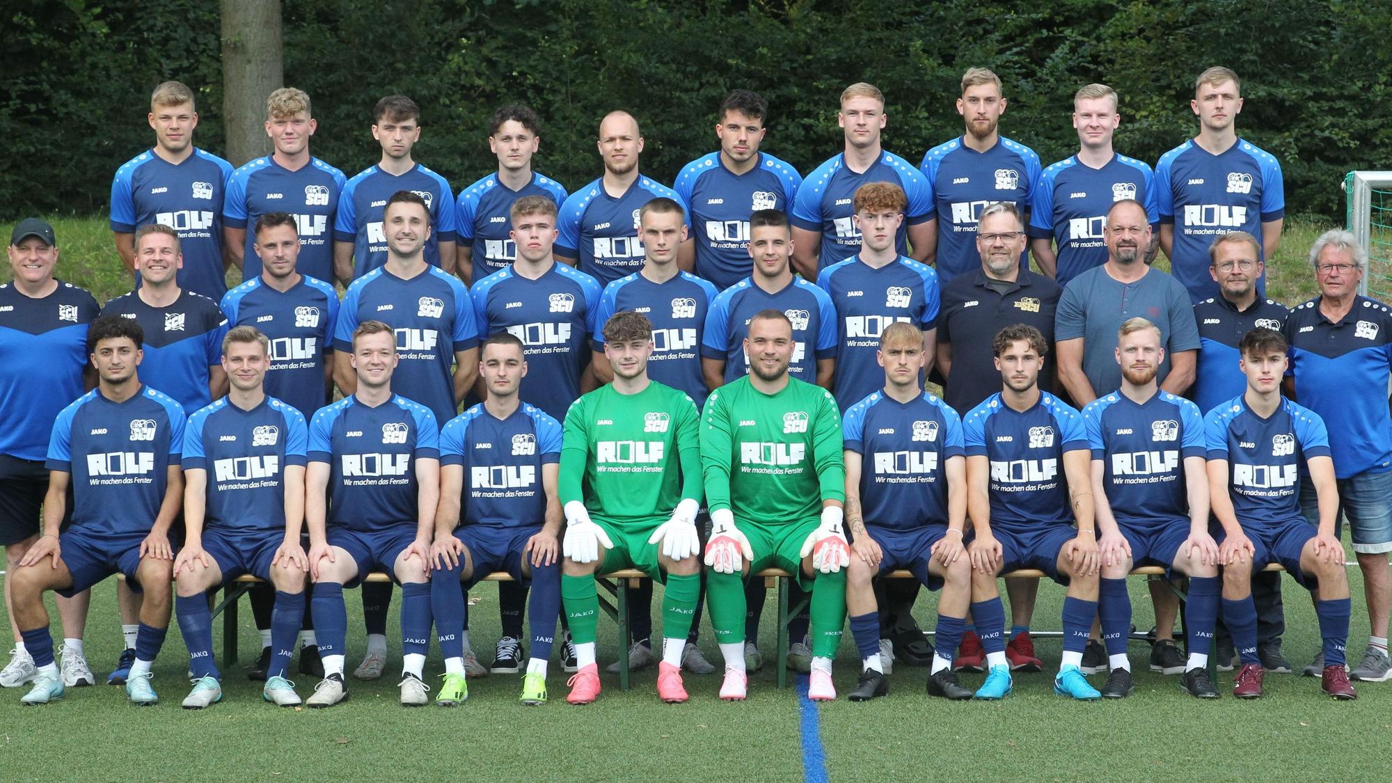 Robin Gráe (oben, von links), Jürgen Engbrecht, Jason Banks, Seyman Grabowski, Markus Stein, Niklas Krethen, Johannes Grünig, Max Einheuser, Niklas Weber, Lukas Einheuser, Torwart-Trainer Alexander Hastrich (Mitte, von links), Co-Trainer Maik Szewczyk, Tim Breuer, Christoph Hermanni, Ricardo Krethen, Bela Heyde, Rene Dzubiella, Tom Werry, Vorsitzender Stefan Schwarz, Sportliche Leitung Ralf Weber, Betreuer Karl-Heinz Wolfer, Sportlicher Leiter Franz Stricker, Kamil Süslü (unten, von links), Dario Schwarz, Niels Bauer, Adrian Hotel, Niklas Lüder-Jescheck, Fabio Milicki, Mika Thomas, Liam Ludwig, Andre Meinke und Philipp Bäumer vom SC Uckerath.