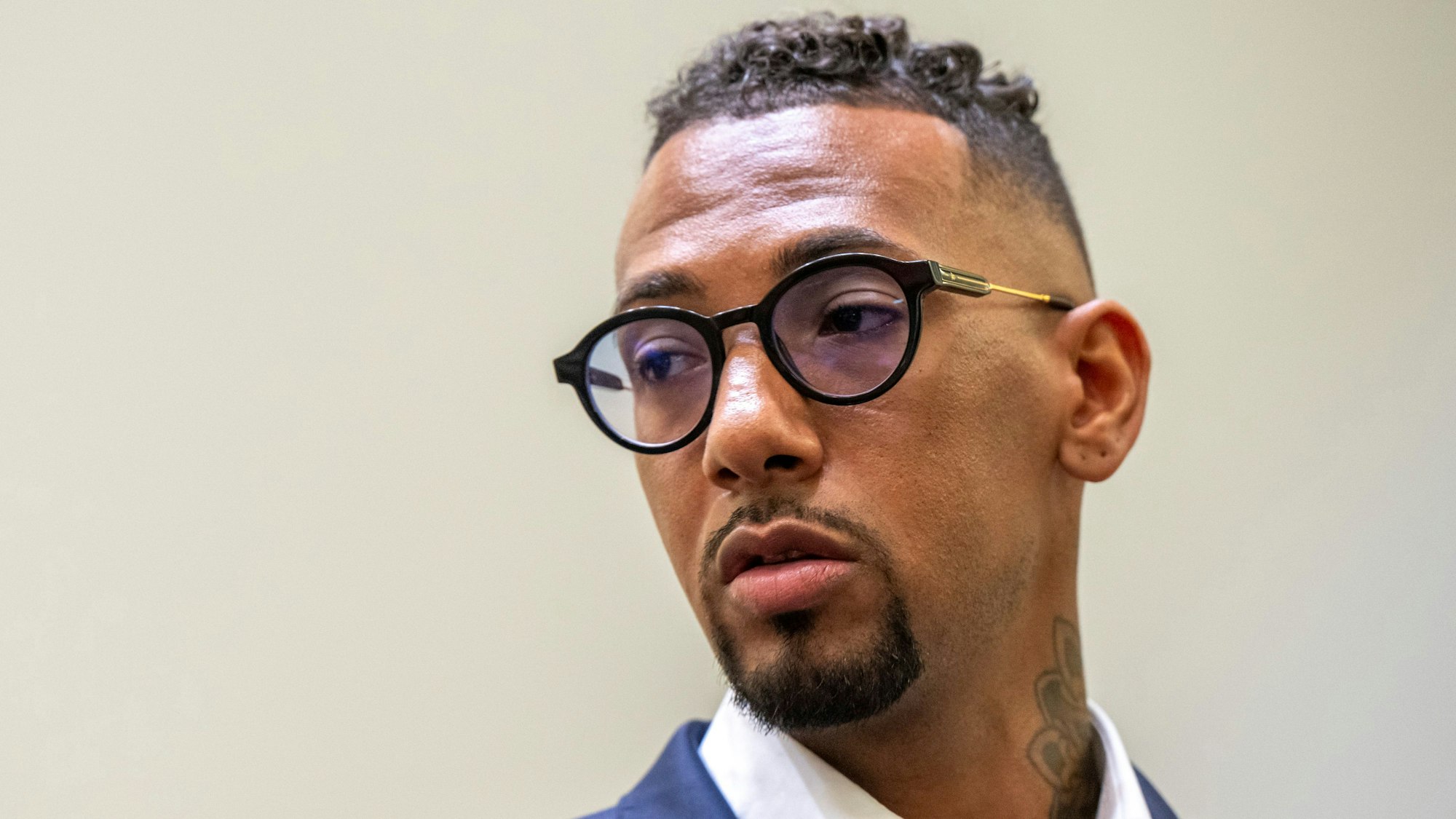Jerome Boateng, Fußball-Profi, steht im Landgericht im Gerichtssaal.