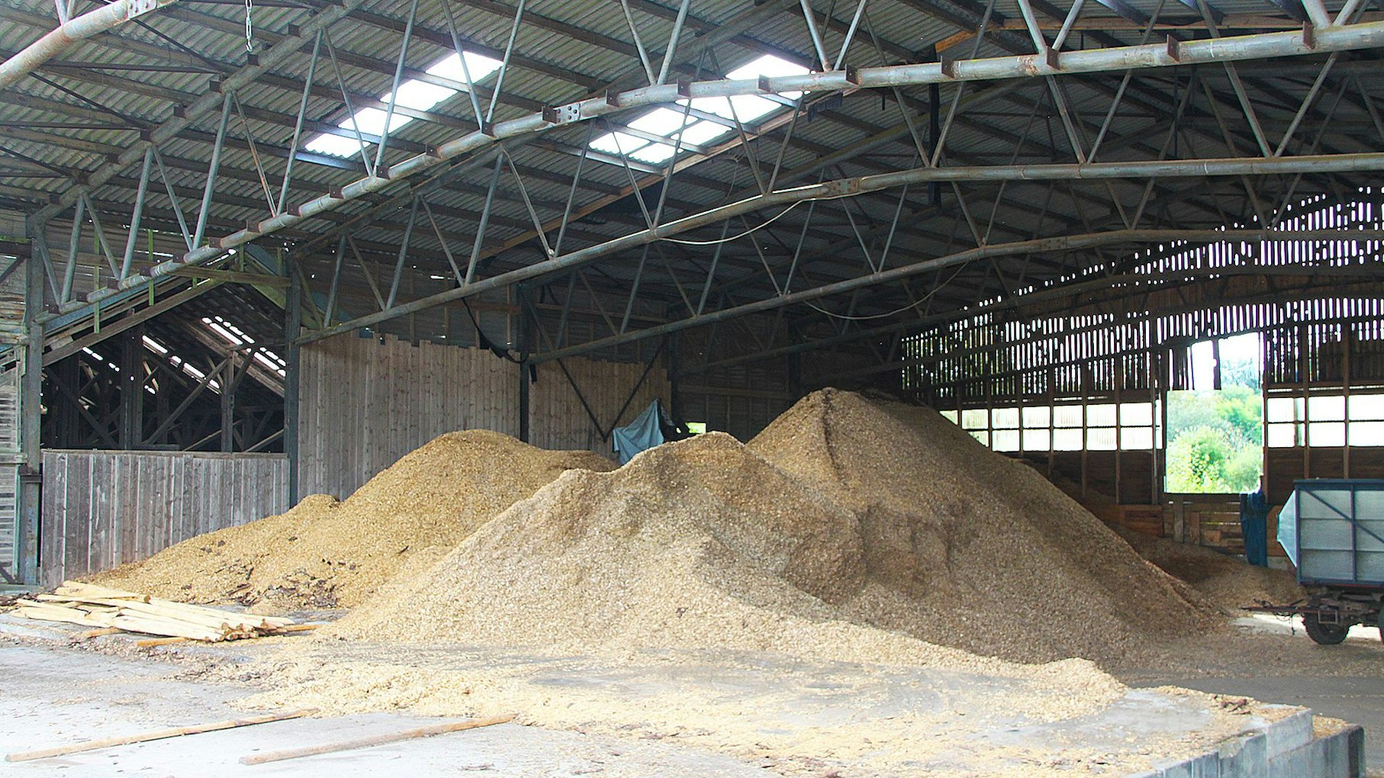 In einer Halle liegt ein Haufen Holzhackschnitzel.