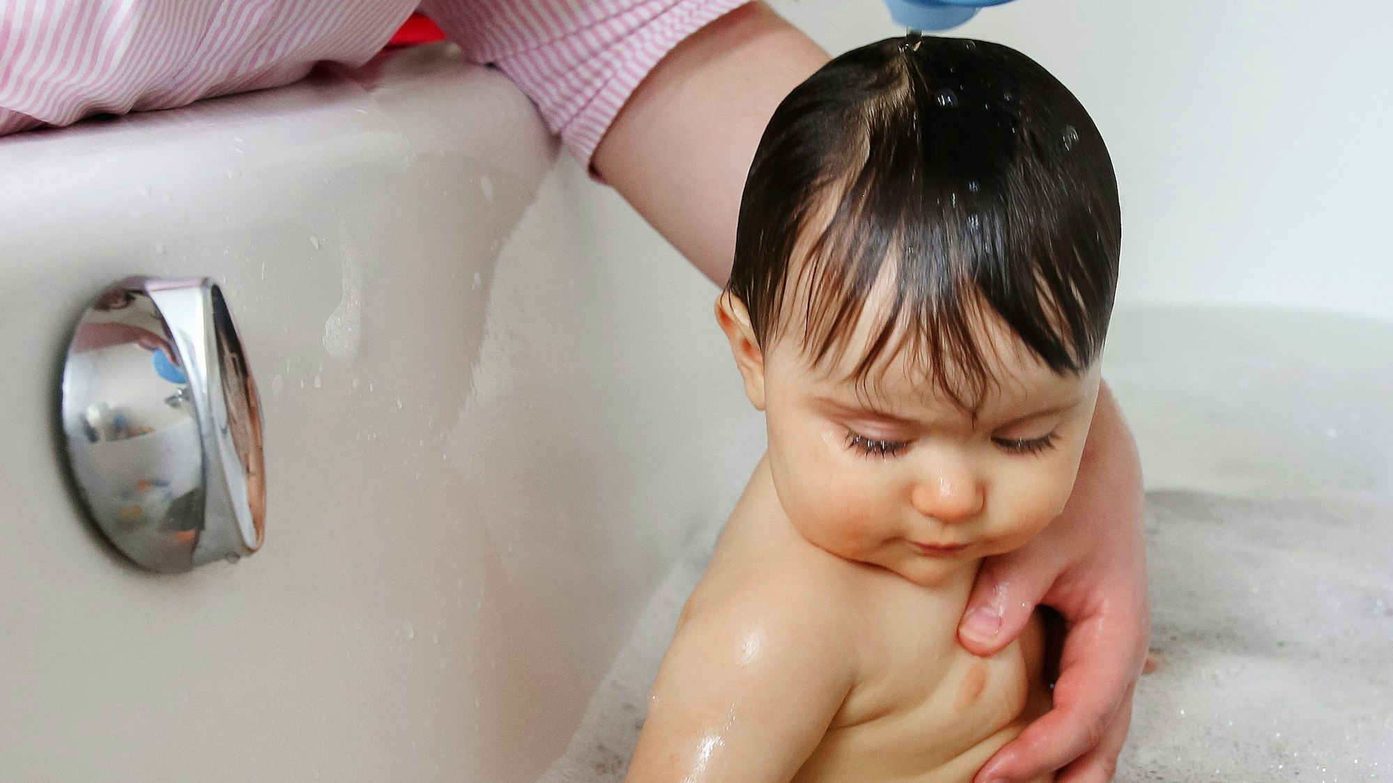 Kleine Kinder immer im Auge behalten: Doch sind beim Planschen kleine Mengen verschlucktes Wasser unbedenklich.
