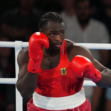 Der Kölner Boxer Nelvie Tiafack im Kampf gegen Bakhodir Jalolov