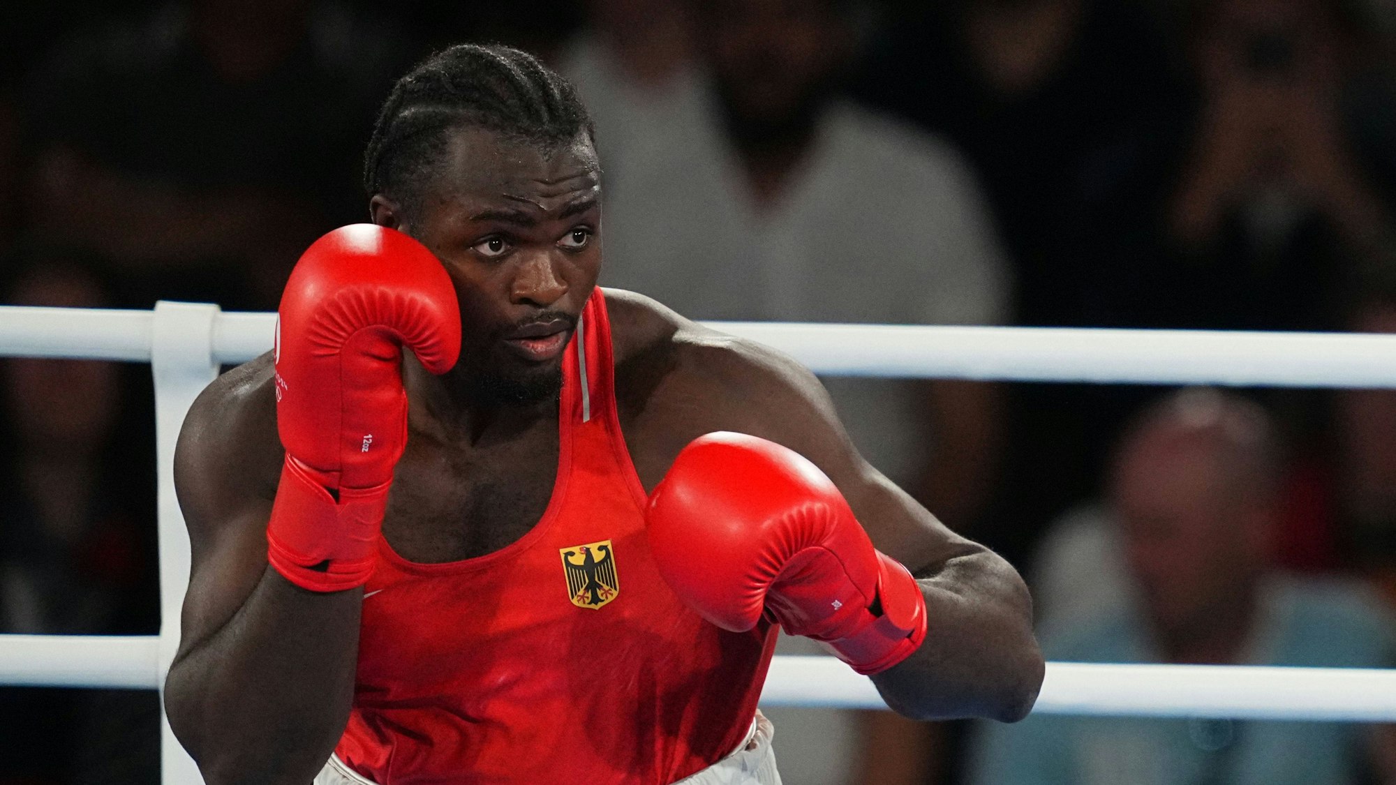 Der Kölner Boxer Nelvie Tiafack im Kampf gegen Bakhodir Jalolov