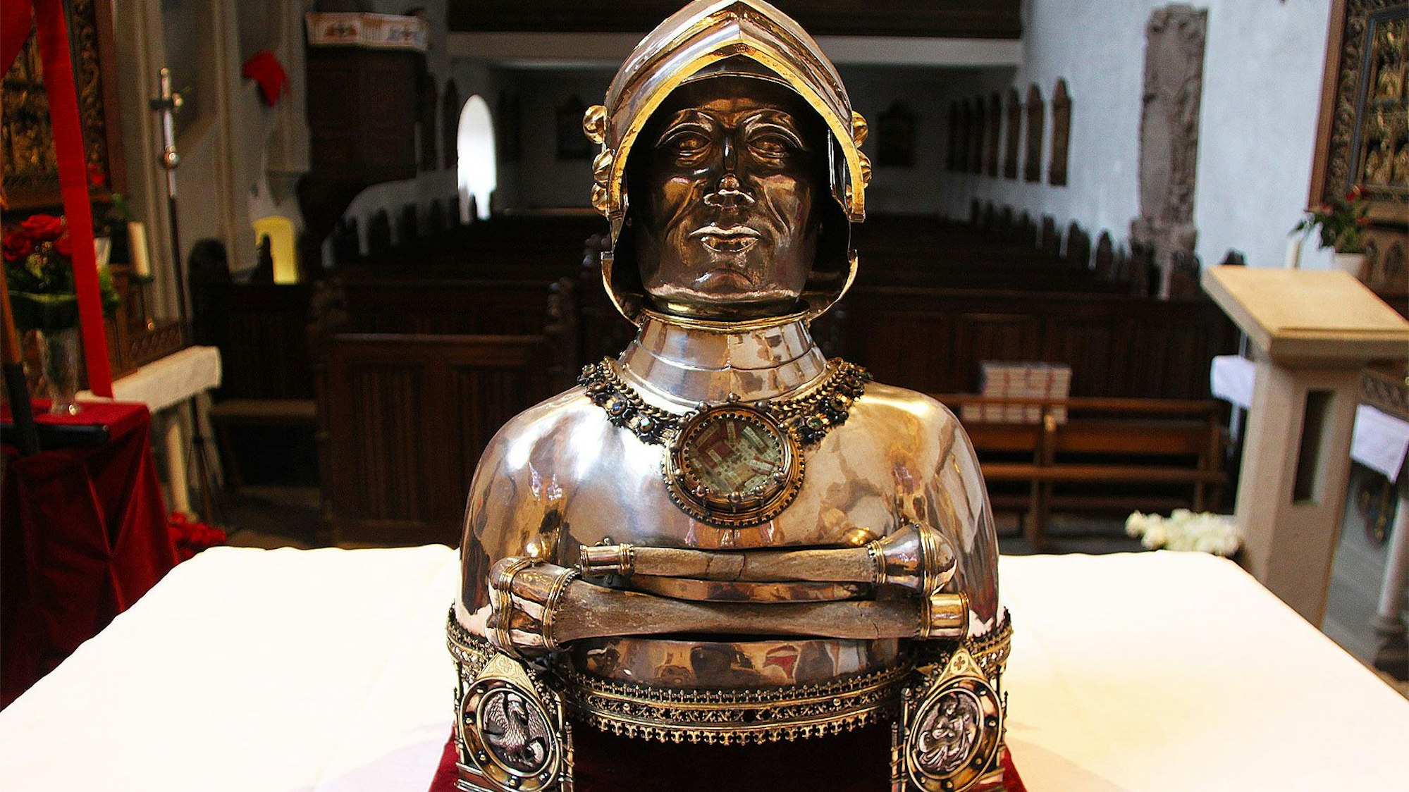 Die Georgsbüste steht auf dem Altar in der Blankenheimer Pfarrkirche. Sie ist neun Kilo schwer, aus Silber und mit Gold verziert. Hergestellt wurde sie um 1500.