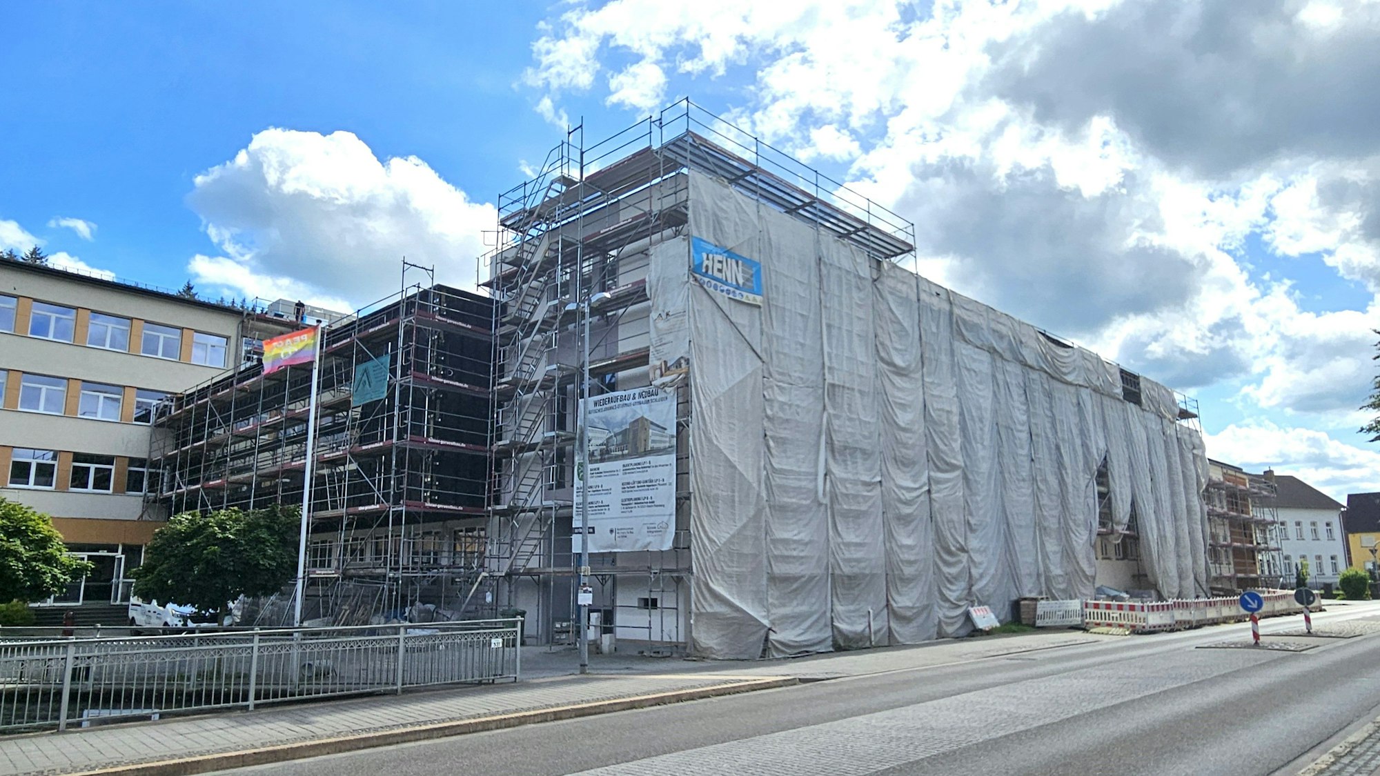 Blick auf die eingerüsteten Gebäude des Johannes-Sturmius-Gymnasiums.